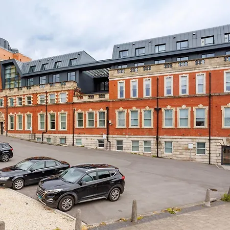 The Centenary, Centre *